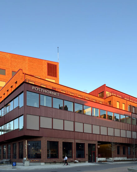 Kontorshuset Posthornet i Lund – fasader i rött tegel och plåt i kvällssol