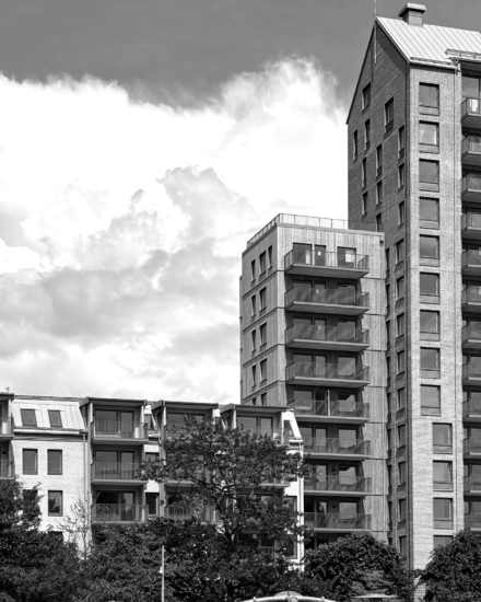 Teaterterrassen i Landskrona – bostadshus och ett högre bostadstorn, i svartvitt